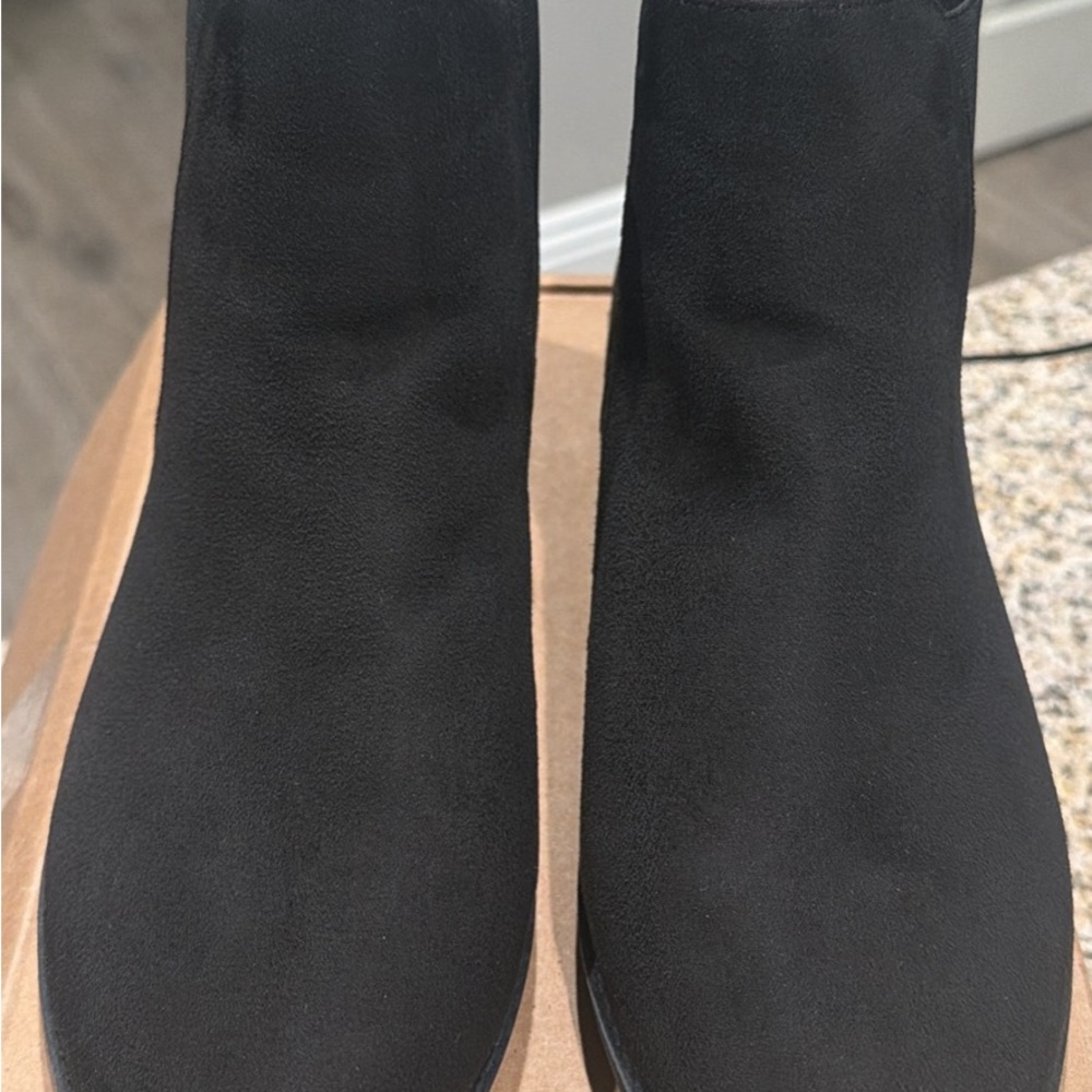 MaxMara Elegant Black Ankle Booties